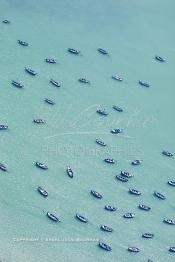 Image du Maroc Professionnelle de  Vue aérienne du port de pêche d'Asilah, ville du nord du Maroc sur l'océan Atlantique à 40 km au sud de Tanger, Vendredi 9 Août 2002.(Photo / Abdeljalil Bounhar)




